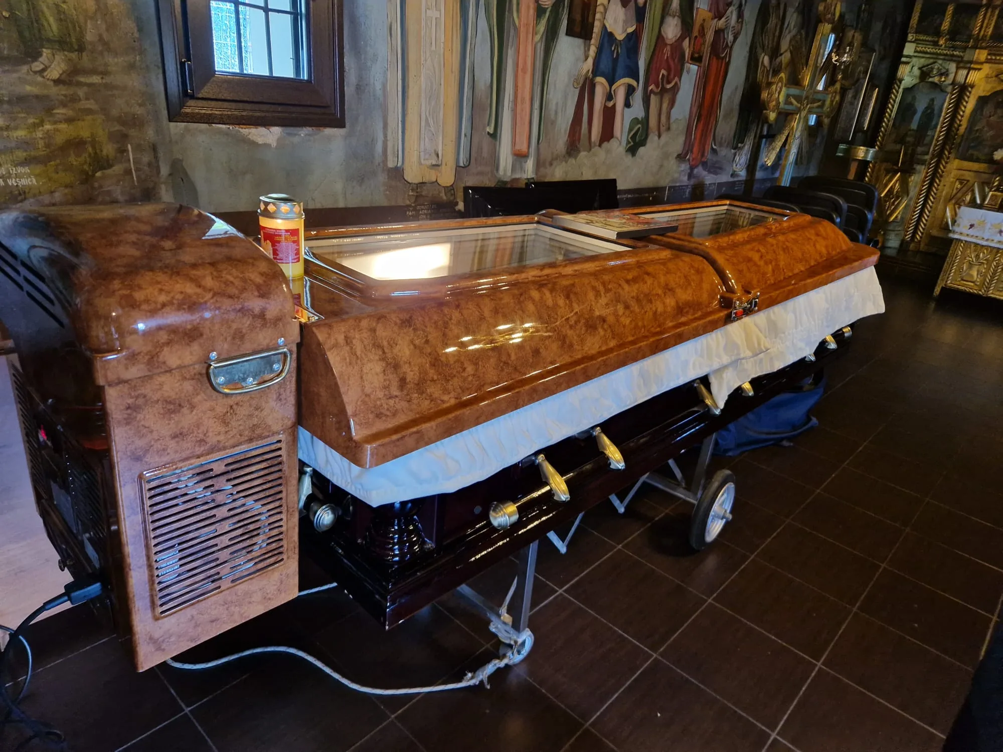 Capac frigorific pentru priveghi la domiciliu